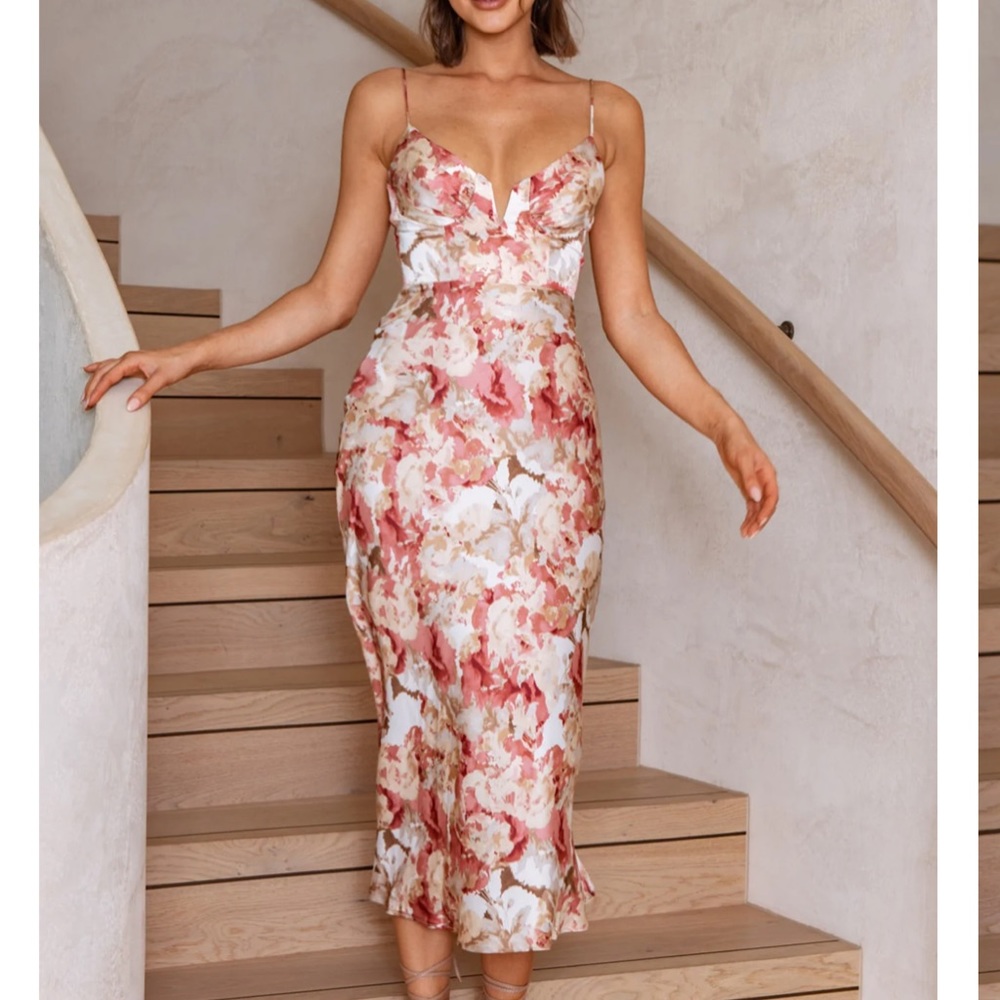 Selfie Leslie Boutique lake como Fitted Floral MIDI Dress - Picture 4 of 10